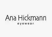 Juodas tekstas baltame fone: "Ana Hickmann eyewear", o virš mažesnio žodžio "eyewear" dideliu šriftu parašyta "Ana Hickmann".