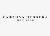 Paveikslėlyje pavaizduotas "Carolina Herrera" logotipas, kuriame didžiosiomis juodomis serifo raidėmis užrašyta CAROLINA HERRERA, o žemiau mažesnėmis didžiosiomis raidėmis užrašytas NEW YORK, centruotas šviesiame fone.