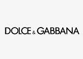 Paveikslėlyje vaizduojamas "Dolce & Gabbana" logotipas juodomis, paryškintomis didžiosiomis raidėmis vienspalviame baltame fone.