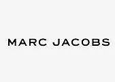 Paveikslėlyje vaizduojami žodžiai MARC JACOBS paryškintomis juodomis didžiosiomis raidėmis vienspalviame baltame fone.