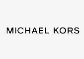 Paveikslėlyje vaizduojamas tekstas MICHAEL KORS juodomis, paryškintomis didžiosiomis raidėmis vienspalviame baltame fone.