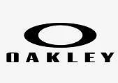 Juodos spalvos "Oakley" logotipas su ryškia, ovalia O raidės forma virš stilizuotomis didžiosiomis raidėmis užrašyto žodžio OAKLEY baltame fone.